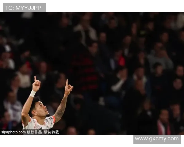 足球巨星比赛中惨遭恶意侵犯引发裁判争议与球迷强烈讨论