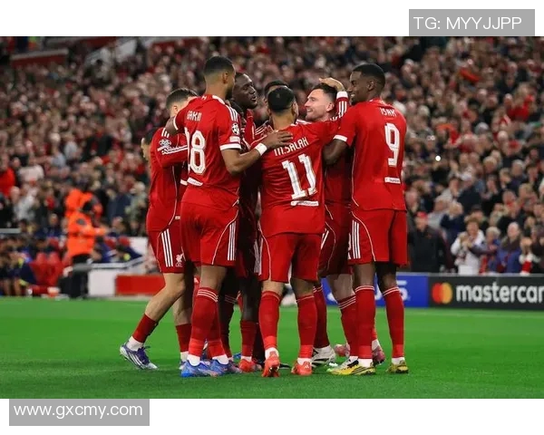 足球球星背身拿球展现技术与智慧的精彩瞬间